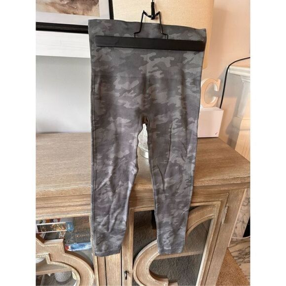 D06 SPANX Look at Me Now Seamless Cropped Leggings in Sage Camo Size Medium - Picture 1 of 7